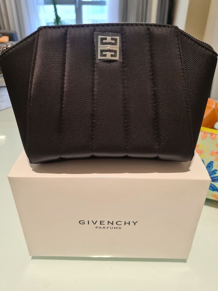 Косметичка Givenchy новая