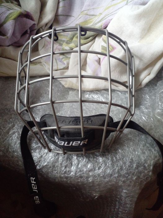 Продам хоккейную маску