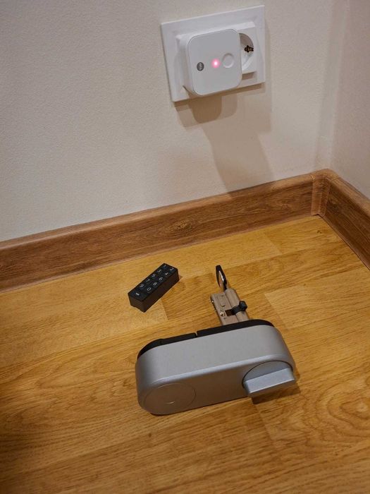 Încuietoarea usa metalica inteligentă Yale Linus