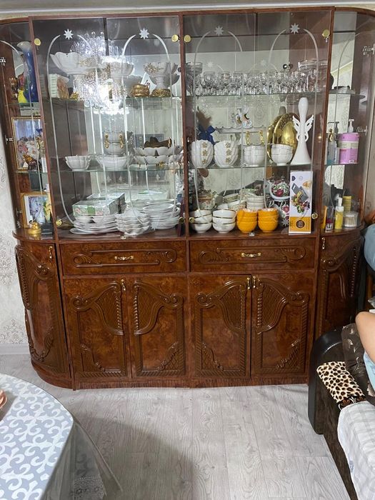 Стол и Стенка большая.