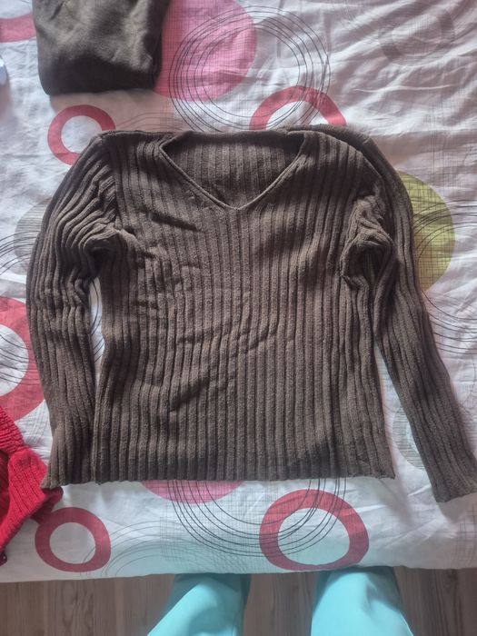 Нова вълнена жилет, подарък 2 блузи и една нощница