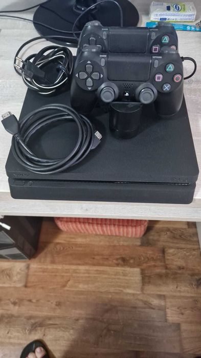 PS4 Slim + 2 Controllere + statie de incarcare