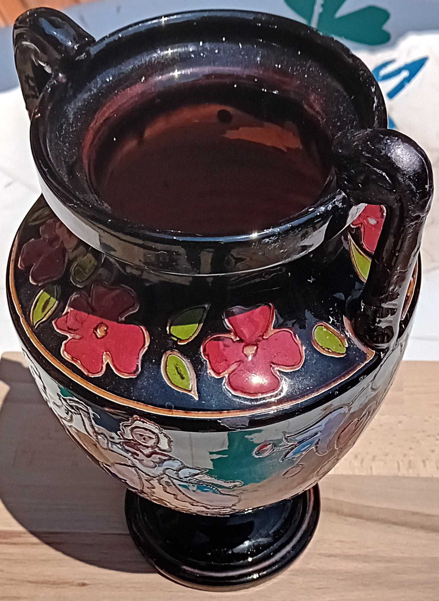 Старинна, ръчно рисувана ваза.