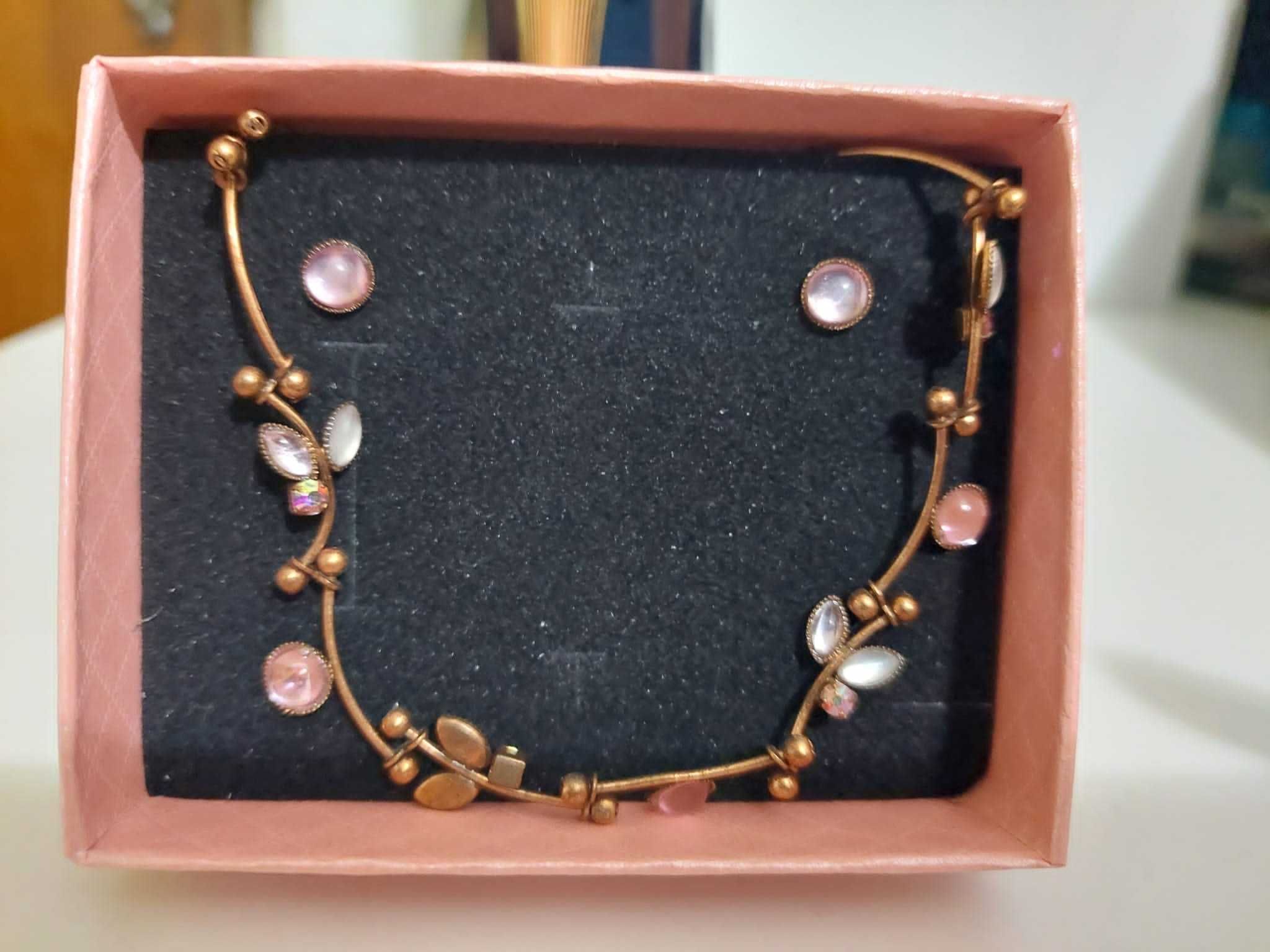 Set bijuterii bronz cu pietre roz, frunzulite, cercei si colier