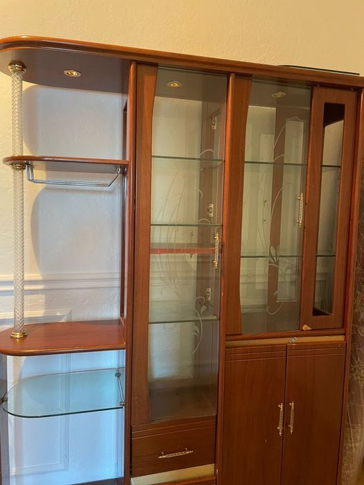 отдам бесплатно стенку для гостинной в нормальном состоянии