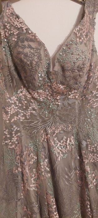 Rochie de lux, potrivită pentru seară/bal