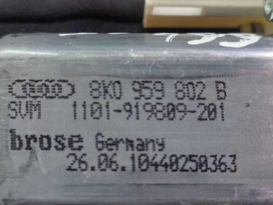 Motoras geam dreapta fata 8K0959802B Audi A8 D4/4H [2010 - 2014] 4.2