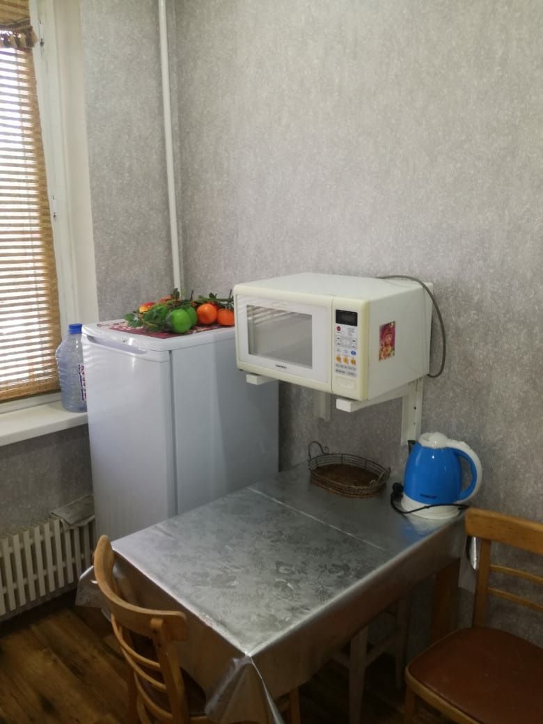 Сдаю посуточно 1 кв в 12. мкр  д.15