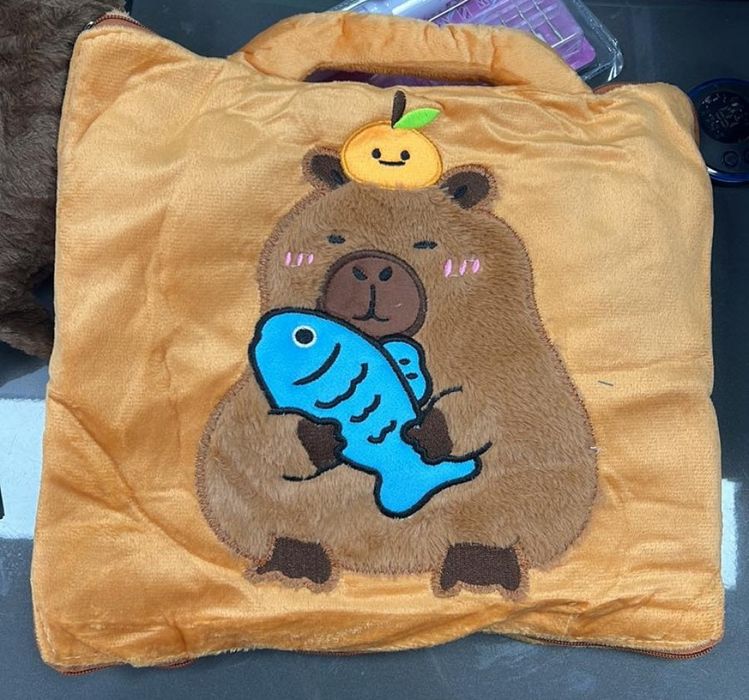 Мека капибара възглавничка 2-в-1 – играчка и одеяло за гушкане