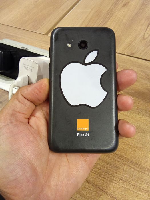 Vând schimb doua telefoane Samsung A40 ecranul puțin crapat