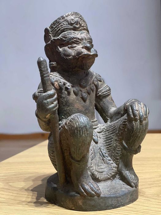 Стара бронзова статуя на Хануман