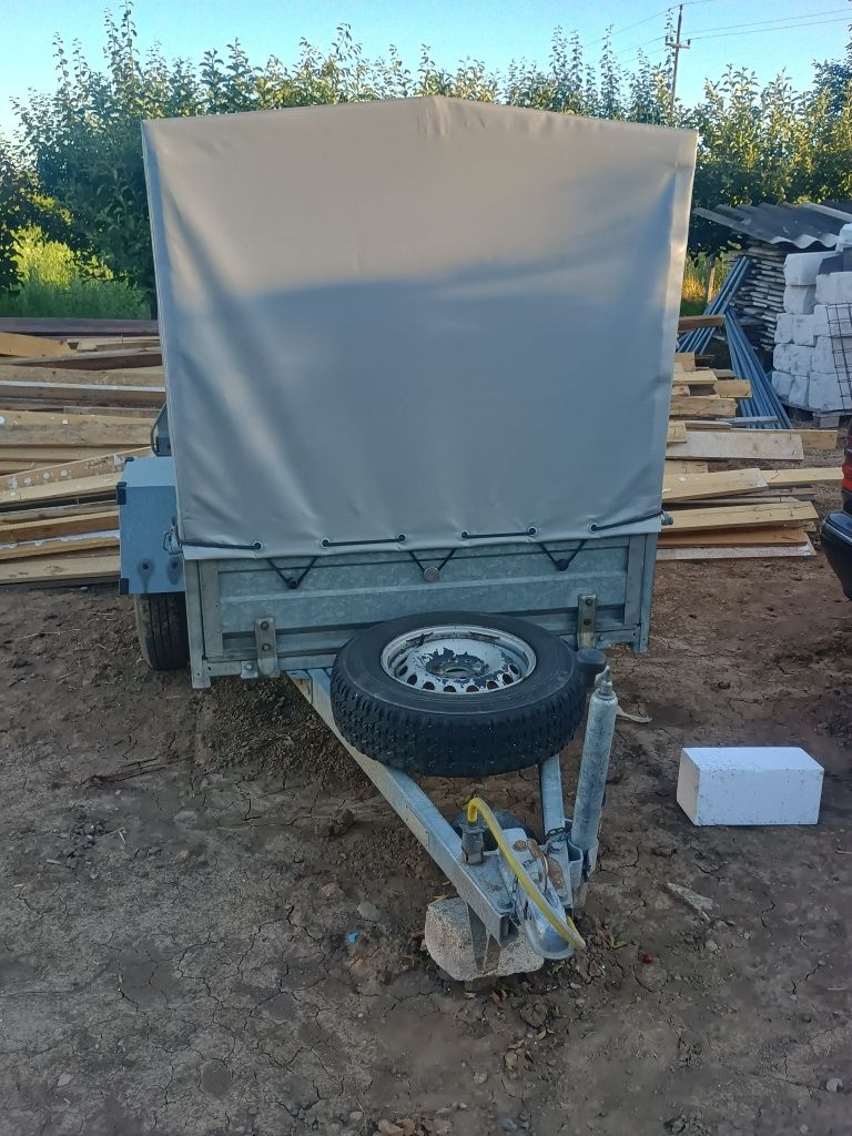 Remorcă 750 kg cu schelet și prelată argintie