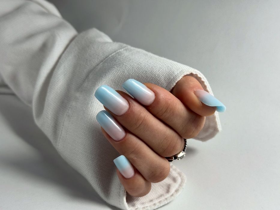 Unghii cu gel sau oja semi.