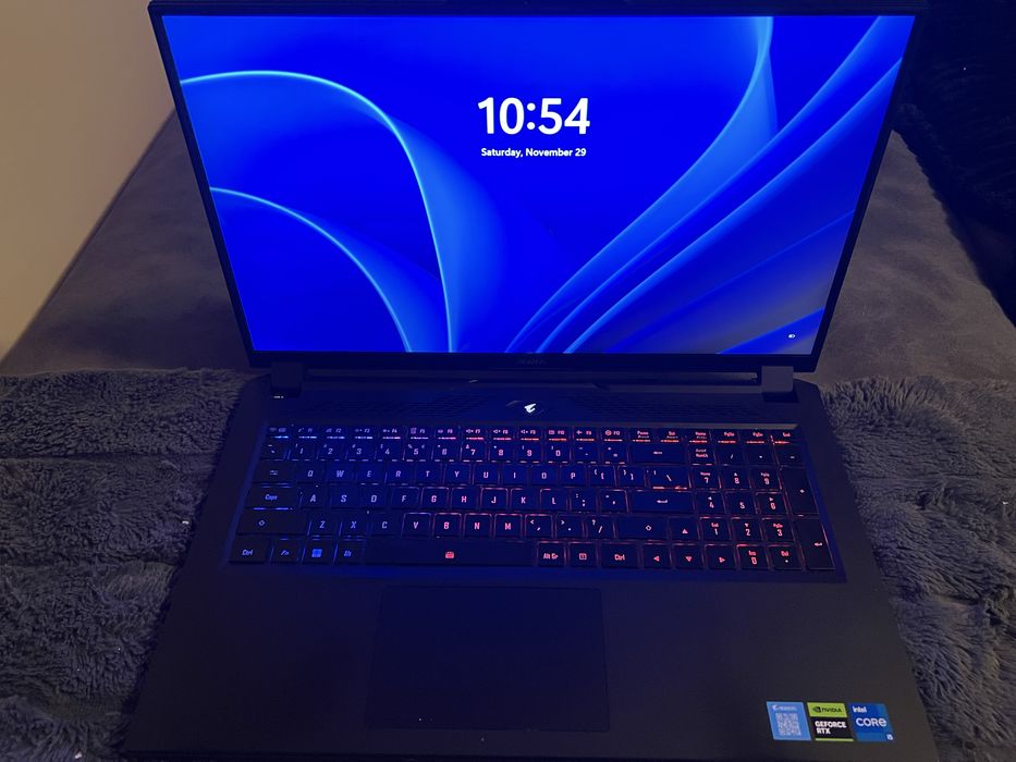 Gigabyte Aorus 7 9KF RTX 4060 360hz 16ram 512gb SSD