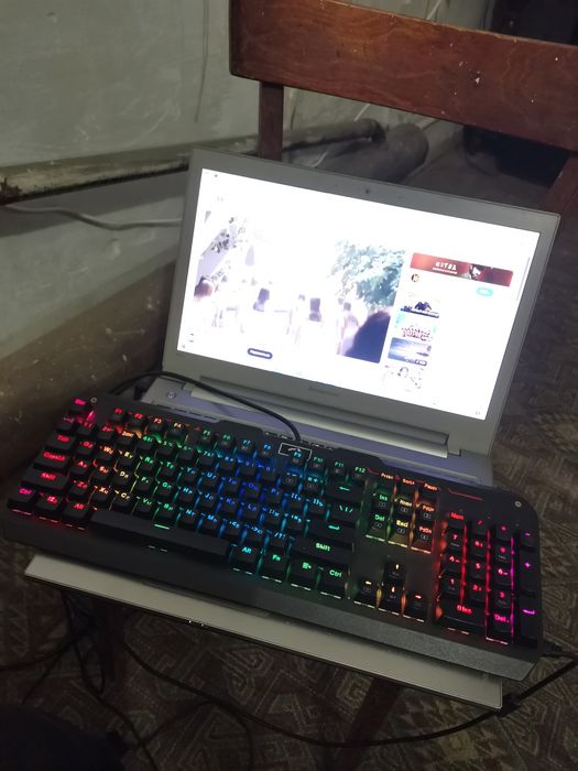 Ноутбук и клавиатура