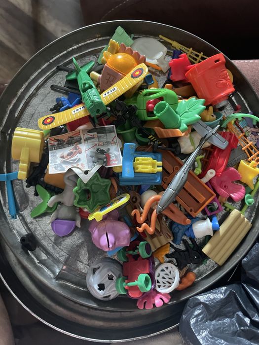 Кутия с шоколадови играчки