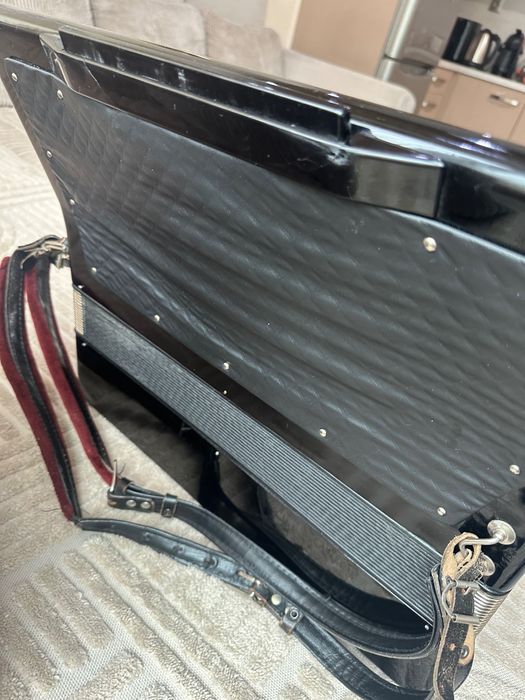 Продавам акордеон 120 баса caprice