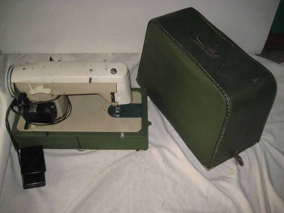 Машинка Швейная Мини ПЧЕЛКА СССР Новая В коробке и Ремень для ножной2м