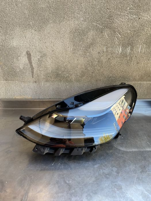 Far stanga full led Tesla model 3/Y generatia 1