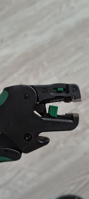Инструмент за оголване на отделни  жила от проводника