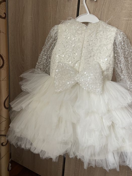 Vand rochita fetite+accesoriu pentru cap