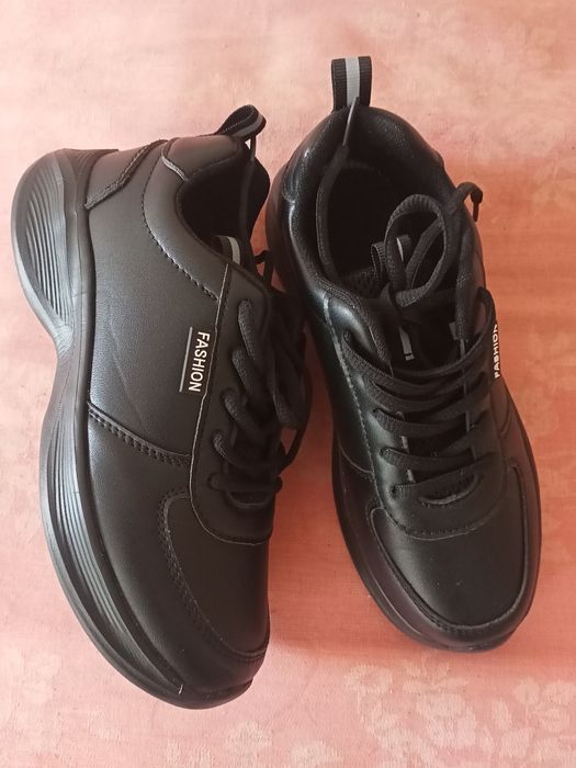 Нови дамски черни маратонки