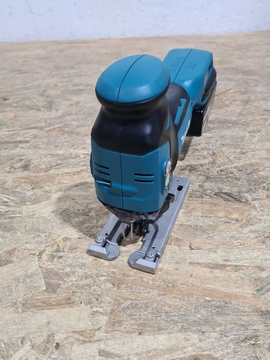 Fierastrau pendular soricel Makita DJV181