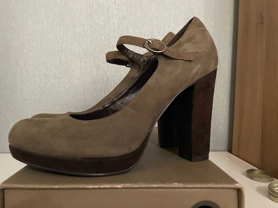 Дамски обувки Bata естествен велур размер 37