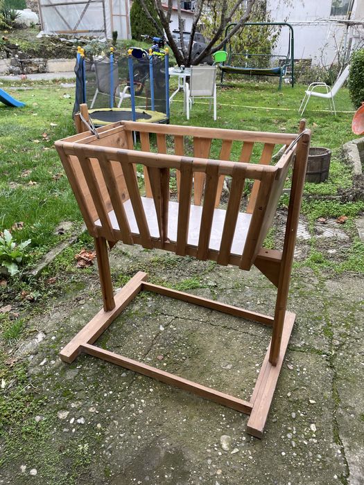 Бебешка люлка дървена