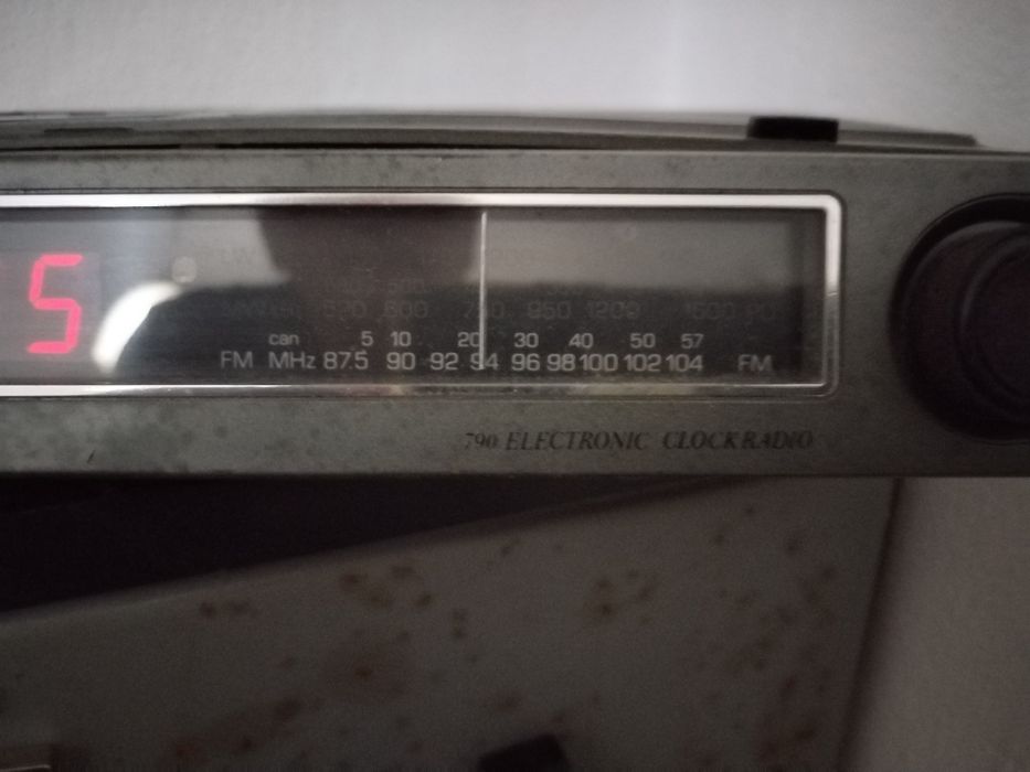 Radio cu ceas digital Philips scala manuala