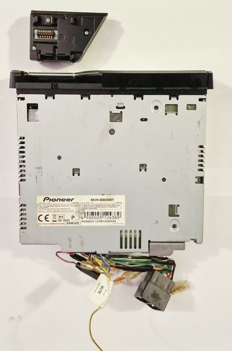 Pioneer MVH-8300BTi Media Digitală cu Bluetooth și Ecran Color.