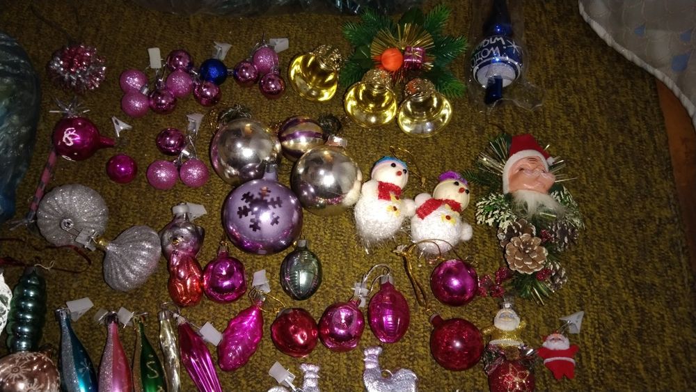 Ёлочные игрушки,герлянда,мишура.