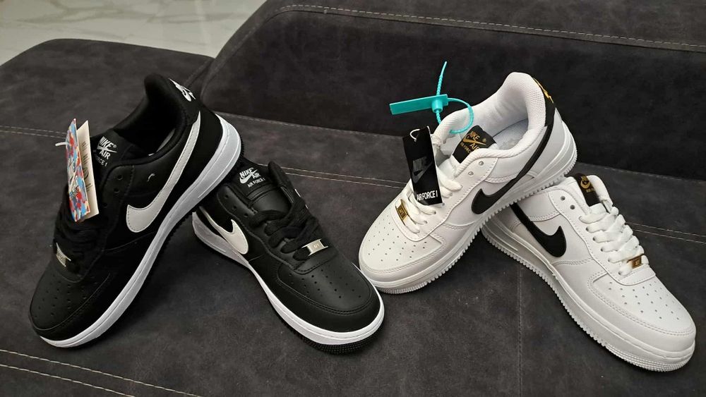 Adidasi Nike cu eticheta
