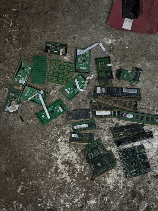 componente pc / laptop - tablete  - telefoane defecte de reciclat