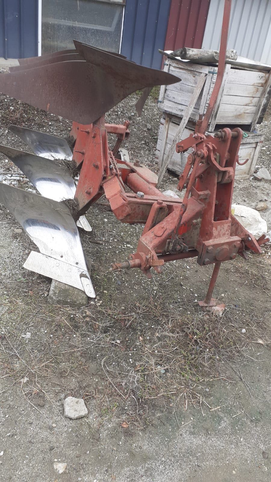 Vând plug cu 2 trupite  și plug cu 3 trupite