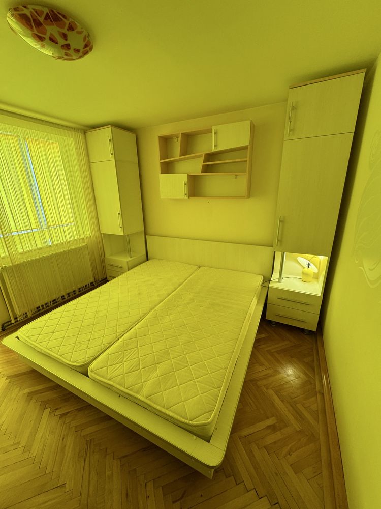 Mobila dormitor alb cu galben saltea inclusa