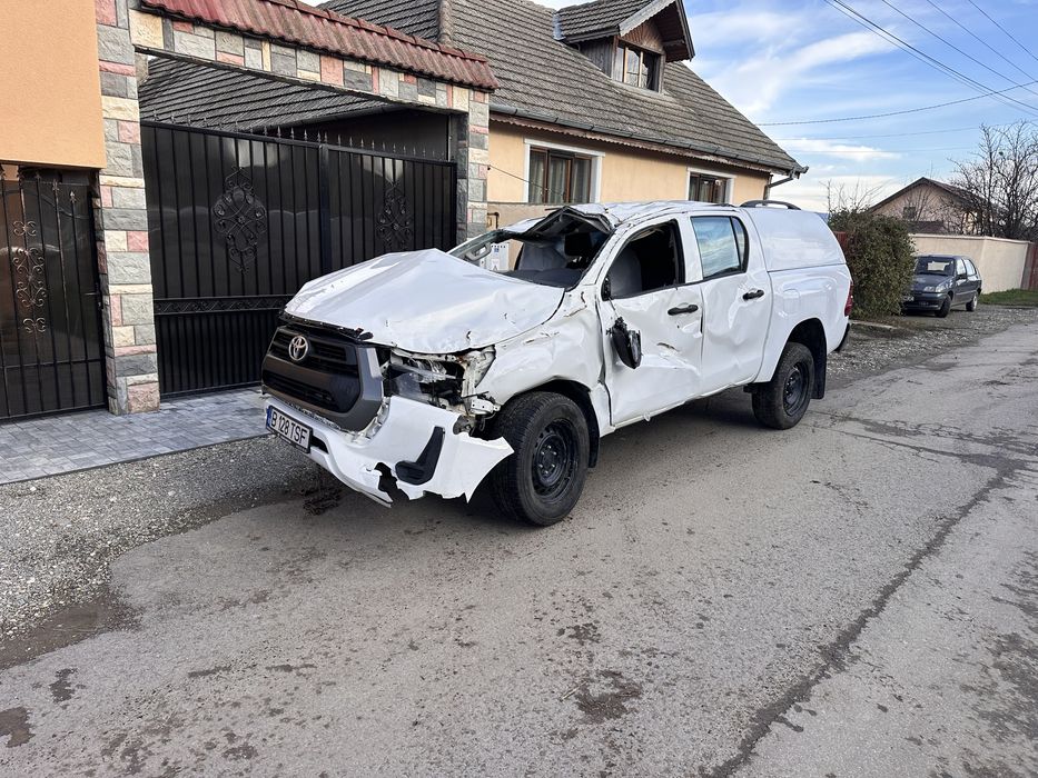 Toyota hilux avariata