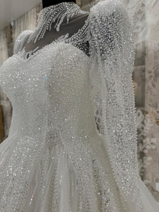 Vand rochie de mireasa , cu crinolina si voal incluse