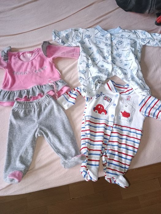 Бебешки дрешки подарявам