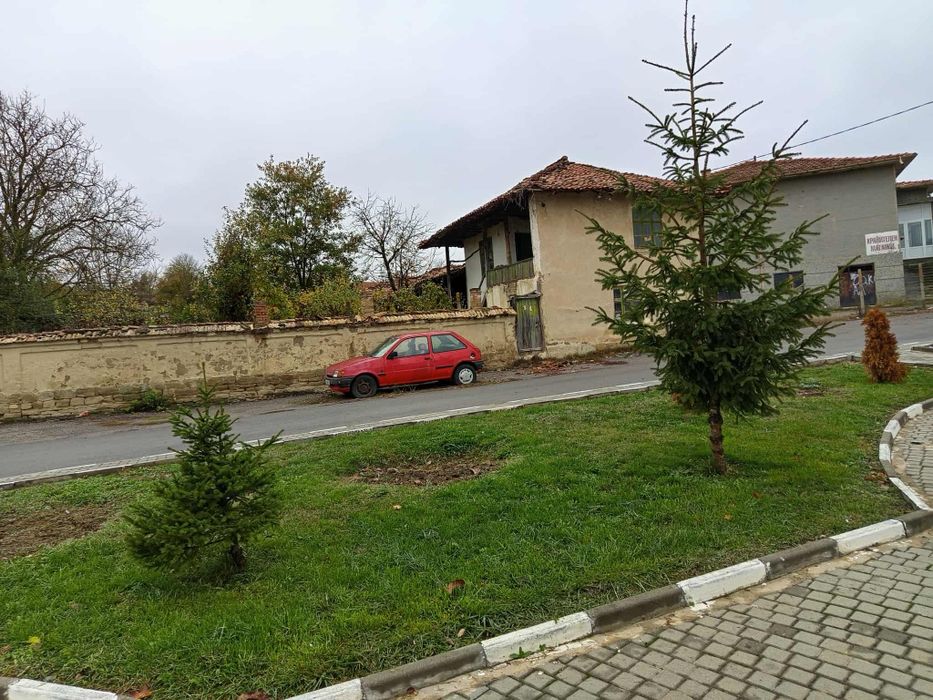 Двуетажна къща на ЦЕНТЪРА на с.Сушина + сайвант и плевня върху 1.5 дка