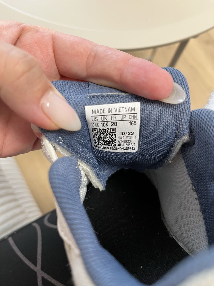 Маратонки Adidas номер 28