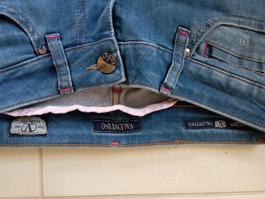 Vând blugi de damă Valentino