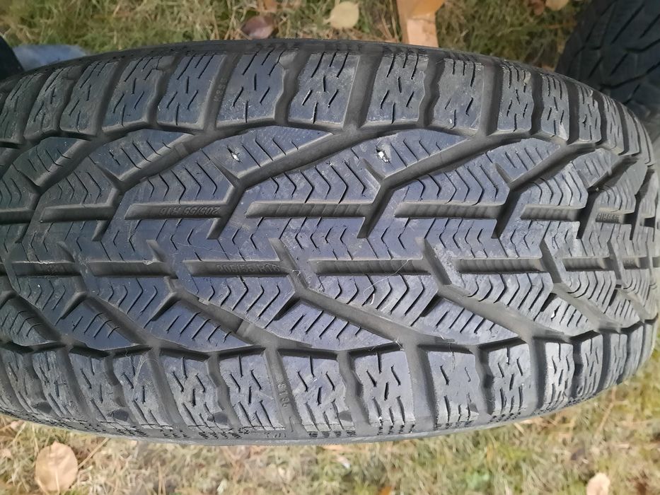 Cauciucuri de iarna 205*55*16 cu jante aluminiu.
