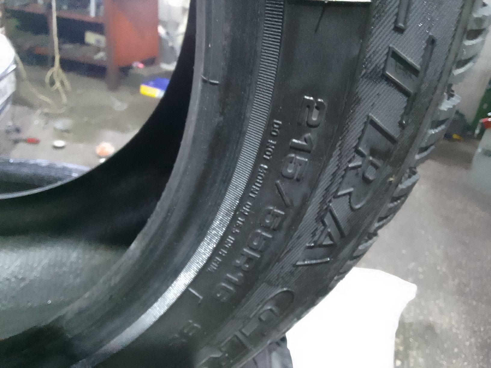 Продам шины 215/55 R16 93T Goodyear UltraGrip 500