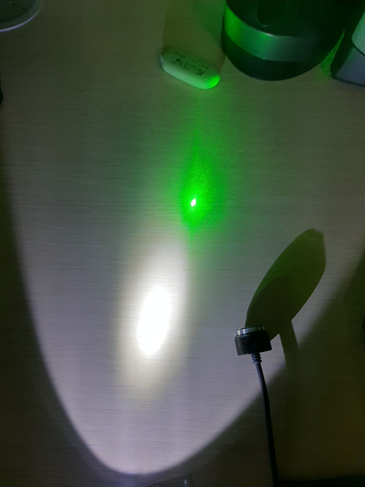 Lanterna tactica cu laser verde reglabil