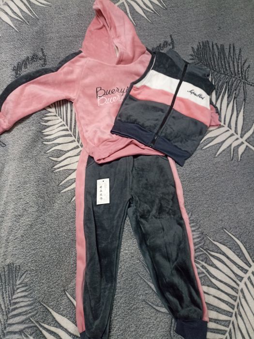 Продам новый костюм 3ка для девочки