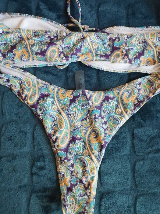 Costum de baie din doua piese, multicolor, marime L.  Purtat o singura