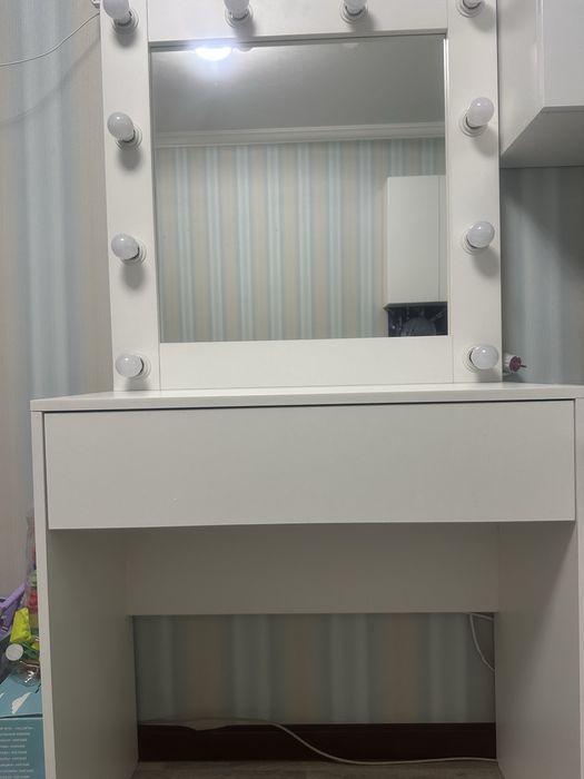 Туалетный столик с лампочками