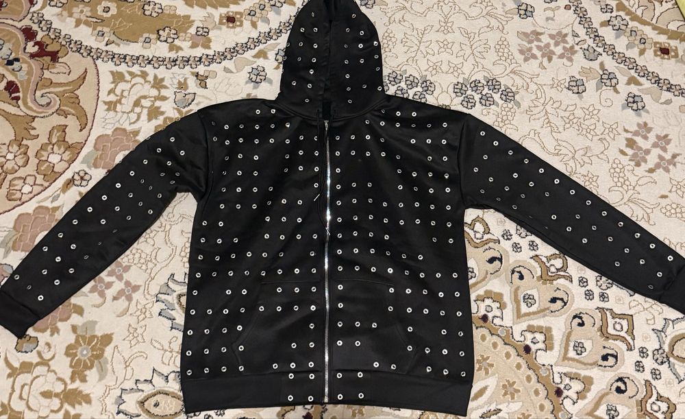 Черная кофта на замке с декором