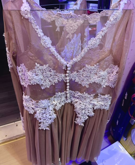 Vand rochie nude cu dantela alba